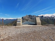 24 'Il Becco' di Dossena  si protende per 16 m nel vuoto , ancorato sulla sommità di  una falesia verticale di circa 150 m